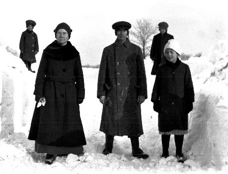 Snow with group 1918b Snow with group 1918b